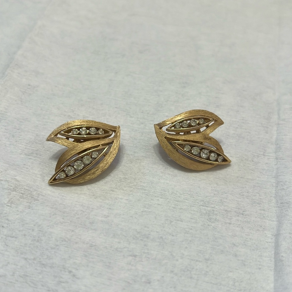 Trifari earrings vintage1960s crown signed  Swarovski Rhinestone leaves